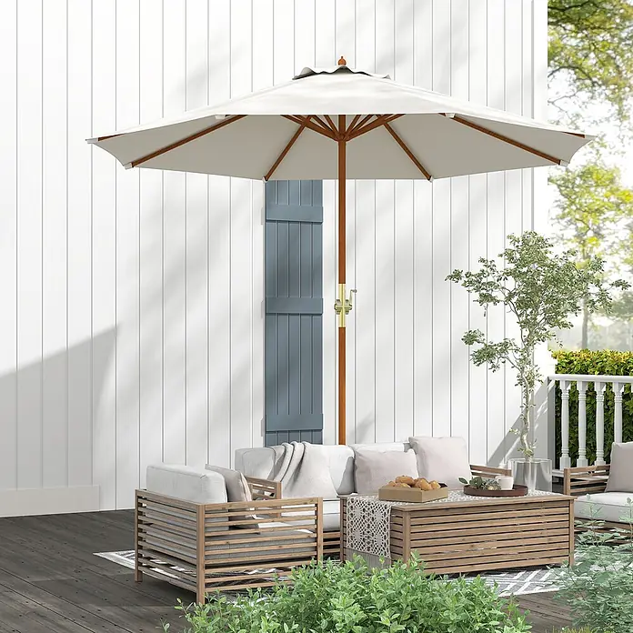 Outsunny Marktschirm rund - Weiß, Durchmesser Bespannung: 270 cm - Cremefarbener Outdoor-Sonnenschirm mit Holzstange über einer Terrassenlounge-Sitzgruppe.