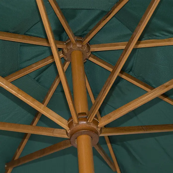 Outsunny Marktschirm rund - Grün, Durchmesser Bespannung: 270 cm - Unterseite eines grünen Sonnenschirms mit robustem Holzrahmen und Mittelstange, der seine Stützstruktur zeigt.