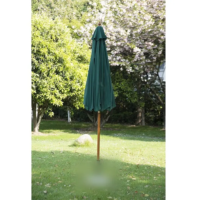 Outsunny Marktschirm rund - Grün, Durchmesser Bespannung: 270 cm - Geschlossener grüner Sonnenschirm mit Holzstange auf Rasenfläche.