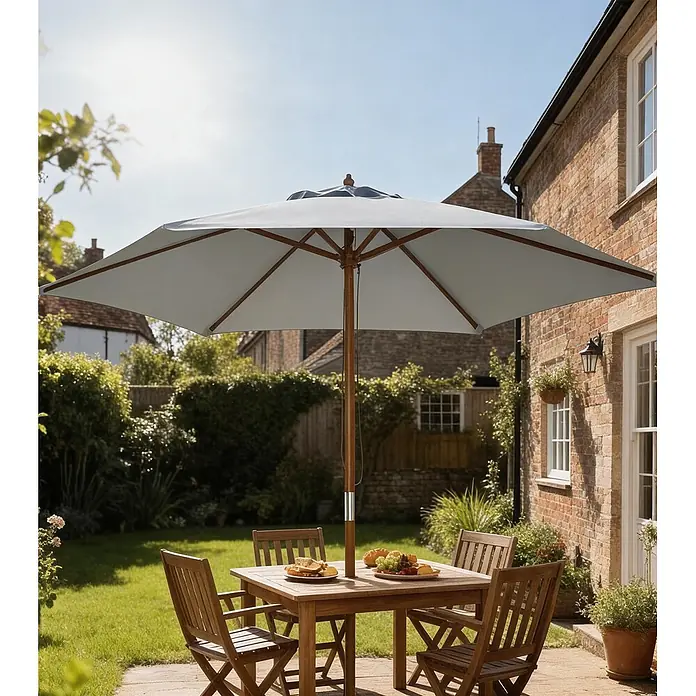Outsunny Marktschirm rund - Grau, Durchmesser Bespannung: 250 cm - Hölzerne Outdoor-Essgruppe mit grauem Sonnenschirm auf sonniger Terrasse, bereit für eine Mahlzeit.