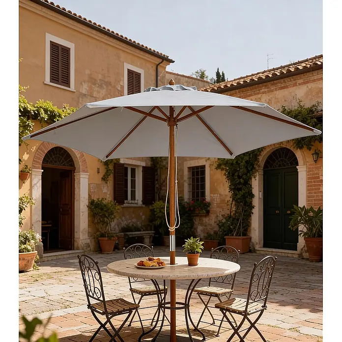 Outsunny Marktschirm rund - Grau, Durchmesser Bespannung: 250 cm - Outdoor-Essgruppe mit hellgrauem Sonnenschirm, rundem Marmortisch und vier dunklen Metallstühlen auf einem sonnigen Hof.