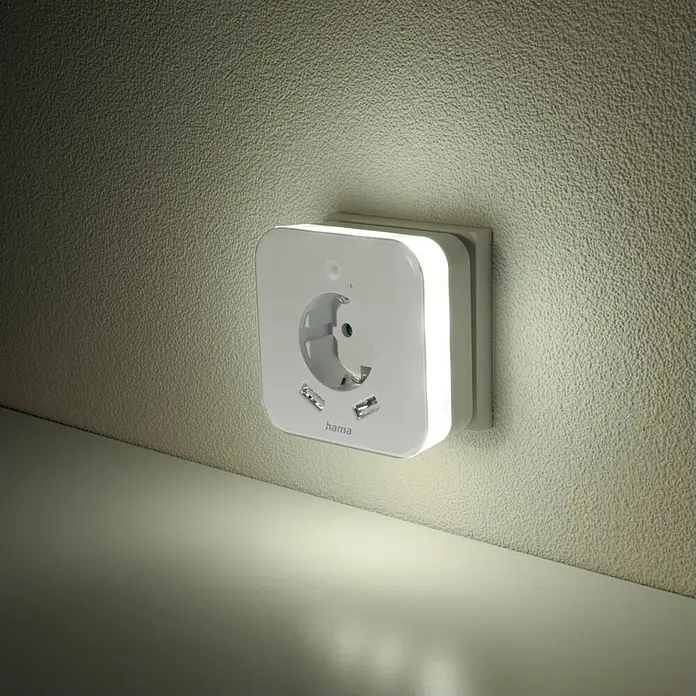 Hama LED-Nachtlicht 00223507 mit Steckdose 2 USB-Ausgänge Bewegungsmelder Lichtsensor -  - Weißer Hama Steckdosenadapter mit Hauptsteckdose, drei USB-Anschlüssen und sensoraktiviertem Nachtlicht.