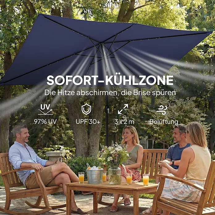 Outsunny Balkonschirm - Marineblau - Ein dunkelblauer, rechteckiger Terrassenschirm spendet einer Gruppe von Menschen auf Holzmöbeln im Freien Schatten. Er bietet UV-Schutz und Belüftung.