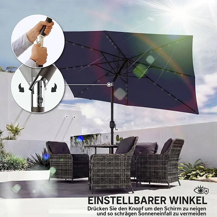 Outsunny Balkonschirm - Marineblau - Dunkelblauer Sonnenschirm mit integrierten Lichtern und verstellbarem Neigungswinkel auf einer Terrasse mit Sitzgelegenheiten.