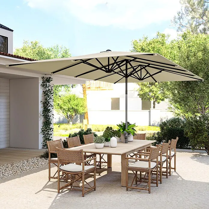 Outsunny Marktschirm - Cremeweiß - Ein großer, heller Freischirm beschattet eine moderne Outdoor-Essgruppe mit Rattan-Stühlen und Holztisch auf einer sonnigen Terrasse.