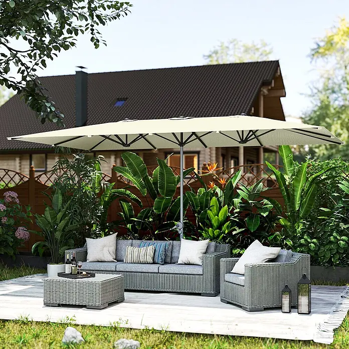 Outsunny Marktschirm - Cremeweiß - Graues Polyrattan-Gartenmöbelset mit beigem Sonnenschirm auf einer Terrasse, zum Entspannen arrangiert.