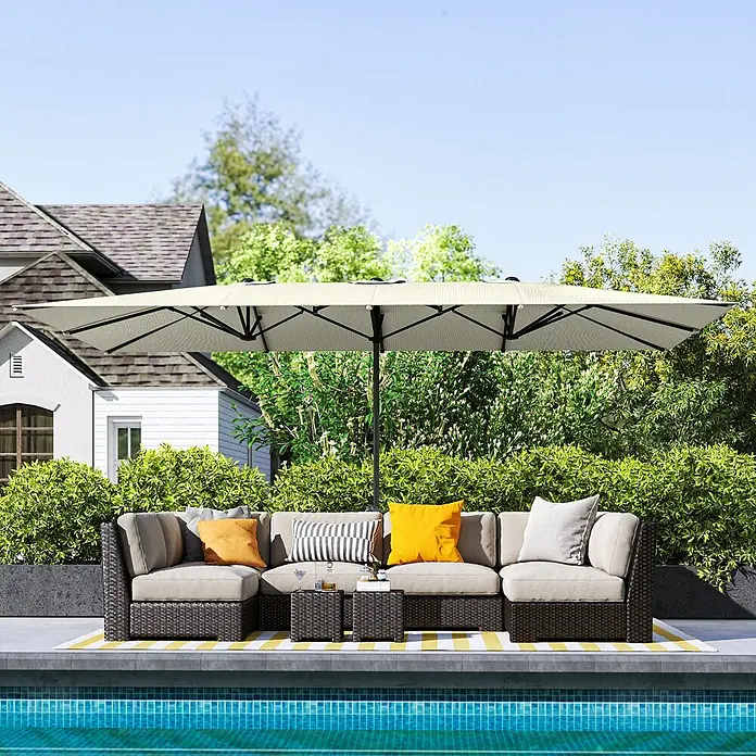 Outsunny Marktschirm - Cremeweiß - Dunkelbraune Rattan-Garten-Eckbank mit beigen Kissen, Beistelltischen und cremefarbenem Doppelsonnenschirm am Pool.