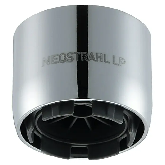 Profi Depot Strahlregler Neostrahl - 6 Stk., Niederdruck - Nahaufnahme eines NEOSTRAHL LP Wasserhahnaufsatzes aus verchromtem Metall mit schwarzem Einsatz, der für eine sparsame Wassernutzung sorgt.