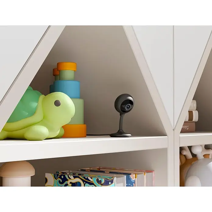 Hama Überwachungskamera 00176651 WLAN innen Nachtsicht Bewegungssensor 1080p -  - Schwarzes Babyphone auf einem Regal im Kinderzimmer, neben Spielzeug.