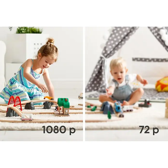 Hama Überwachungskamera 00176651 WLAN innen Nachtsicht Bewegungssensor 1080p -  - Ein junges Mädchen spielt mit einem bunten Holzeisenbahn-Set mit Gleisen, einer roten Brücke und einem grünen Bahnhof auf einem weißen Teppich.