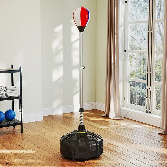 Sportnow Boxsack - Rot - Roter, weißer und blauer freistehender Boxsack mit silberner Stange und schwarzem Fuß in einem hellen Raum.