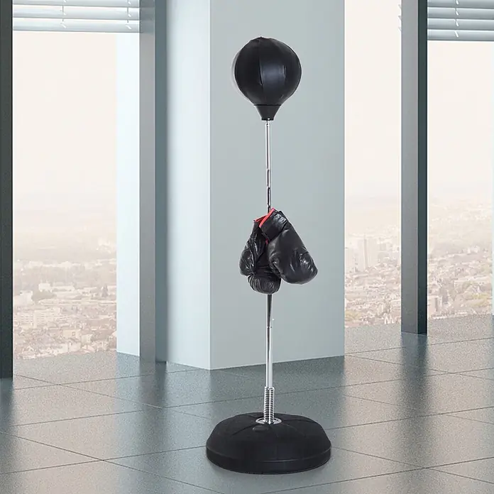 Homcom Boxsack - Schwarz - Freistehender schwarzer Box-Speedbag mit verstellbarer Chromstange und beschwertem Sockel, daran hängen schwarze Boxhandschuhe, in Innenräumen.