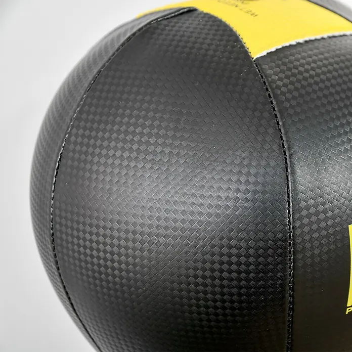 Homcom Boxsack - Schwarz - Schwarzer strukturierter Gymnastikball mit gewebtem Muster, sichtbaren Nähten und einem gelben Bereich.