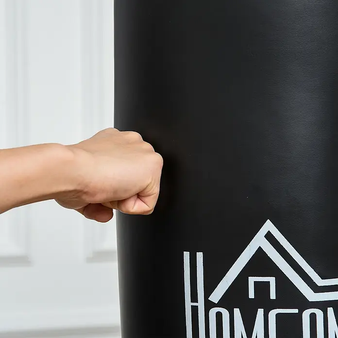 Homcom Boxsack - Schwarz - Eine geballte Faust trifft einen schwarzen HOMCOM Boxsack.