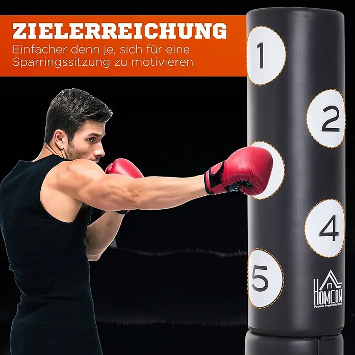 Homcom Boxsack - Schwarz - Ein Boxer schlägt mit roten Handschuhen auf einen schwarzen Standboxsack mit nummerierten Zielen.