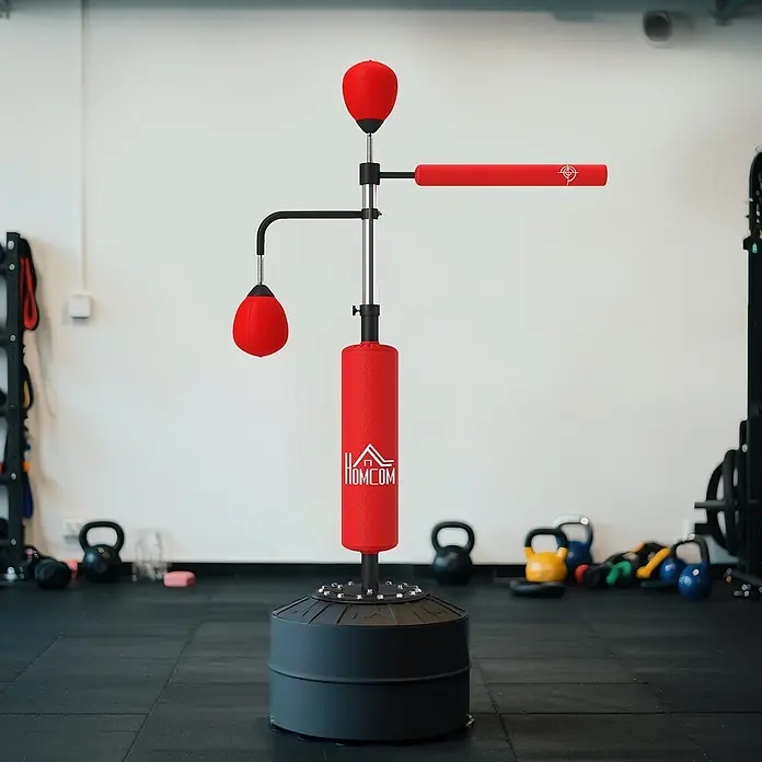 Homcom Boxsack - Rot - Rot-schwarzer freistehender Boxsack mit Speedball, Reflexstange und kleinem Boxball, in einem Fitnessstudio.