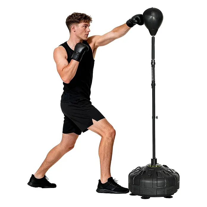 Sportnow Boxsack - Schwarz - Schwarzer freistehender Boxsack mit verstellbarer Stange, der von einem Mann in Boxhandschuhen benutzt wird.