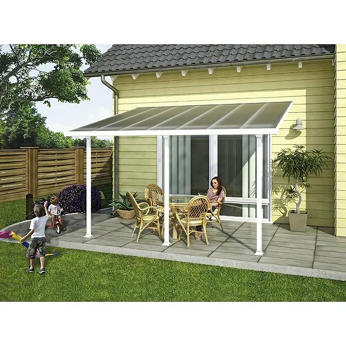 Solid Elements Terrassenüberdachung Martina - B x T: 425 x 300 cm, Verkehrsweiß, Polycarbonat, Transparent - Außenaufnahme eines Terrassendachs mit Sitzgruppe, das Schutz und Komfort im Garten bietet.