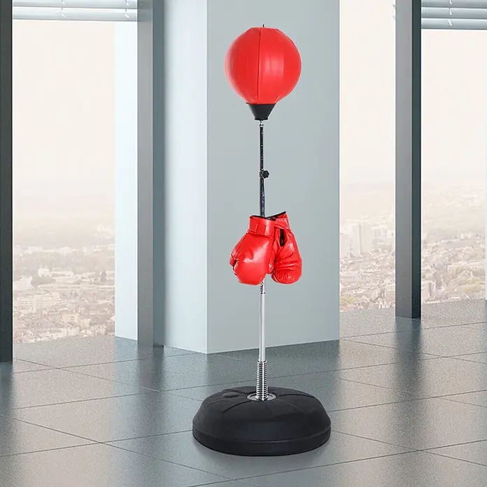 Homcom Boxsack - Rot - Roter freistehender Boxball und Handschuhe mit verstellbarem Ständer und schwarzem Sockel in einem modernen Raum mit Stadtblick.