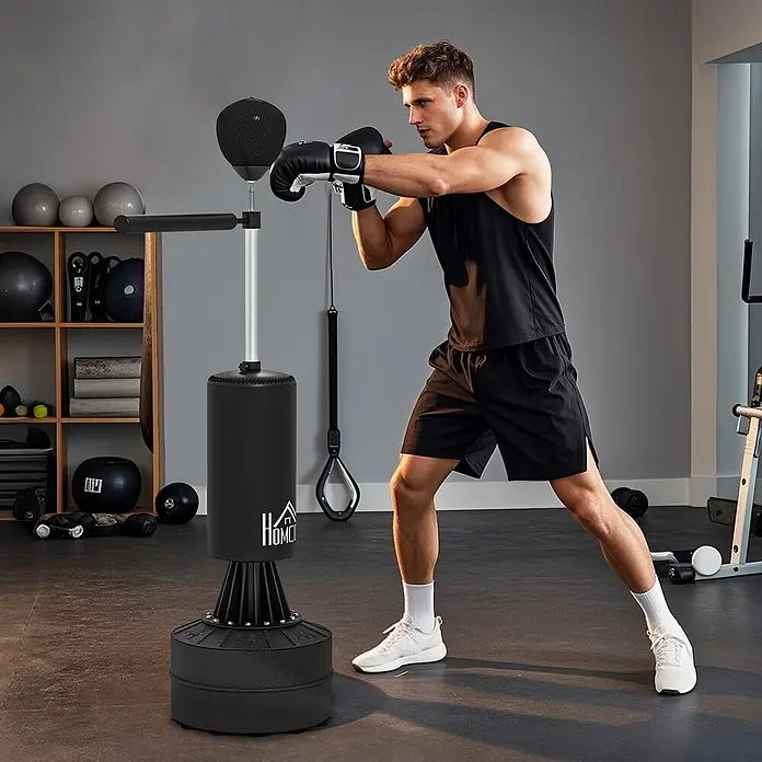 Homcom Boxsack - Schwarz - Schwarzer freistehender Boxsack mit Speedball und Reflexstange, der von einem Mann zum Boxtraining genutzt wird.