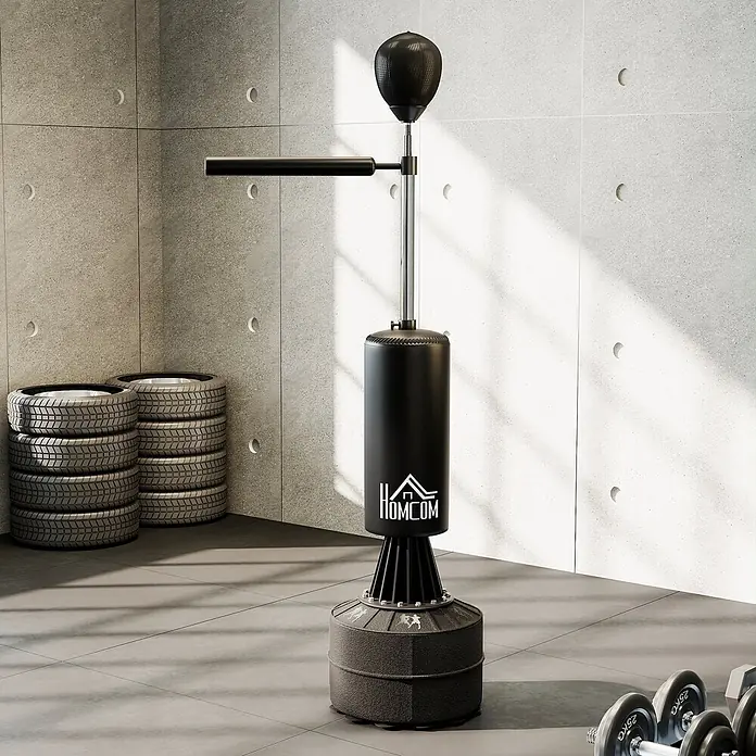 Homcom Boxsack - Schwarz - Schwarze HomCOM Standboxstation mit Speedbag, Rebound-Bar und Hauptboxsack, in einer Fitnessumgebung.