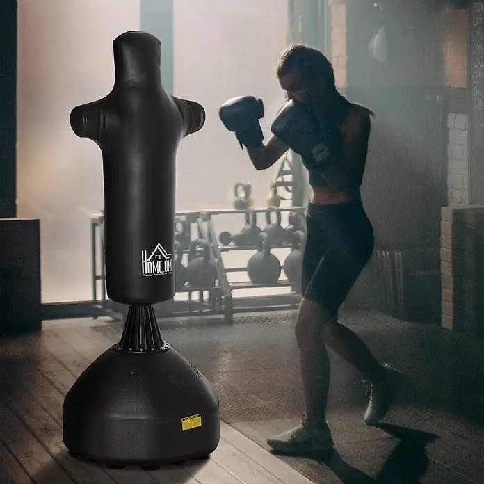 Homcom Boxsack - Schwarz - Schwarzer freistehender Boxsack in Menschenform, von einem Boxer im Fitnessstudio benutzt.
