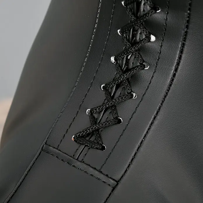 Homcom Boxsack - Schwarz - Schwarzer Boxsack mit aufwendiger schwarzer Schnürung und silbernen Ösen entlang einer vertikalen Naht.