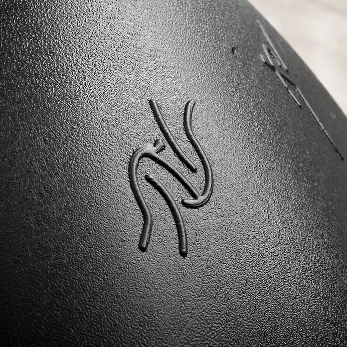 Homcom Boxsack - Schwarz - Mattschwarze, fein texturierte Oberfläche mit einem erhabenen, stilisierten Symbol aus verschlungenen Kurven.