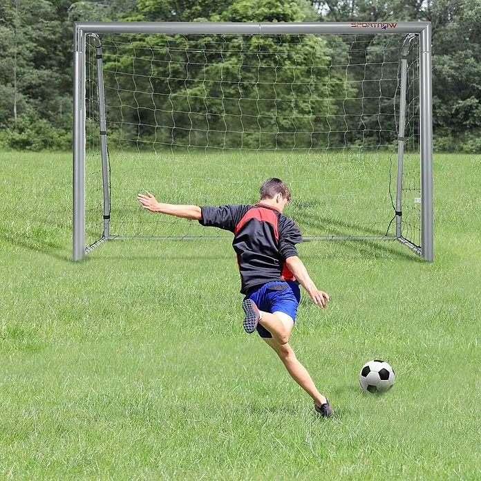 Sportnow Fußballtor - Grau, Stahl - Ein SPORTNOW graues Metall-Fußballtor, ein Spieler schießt einen Ball hinein.
