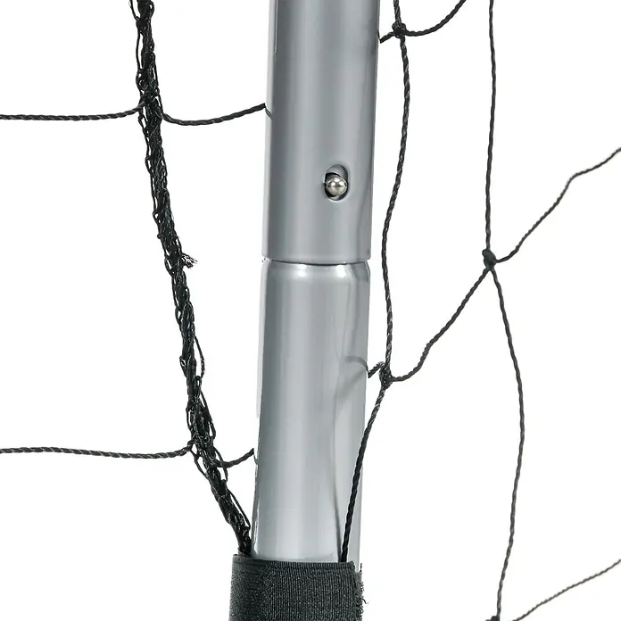 Sportnow Fußballtor - Grau, Stahl - Nahaufnahme eines schwarzen Sportnetzes, befestigt an einer silbernen Metallstange mit Federknopfverbindung, gesichert durch ein schwarzes Band.