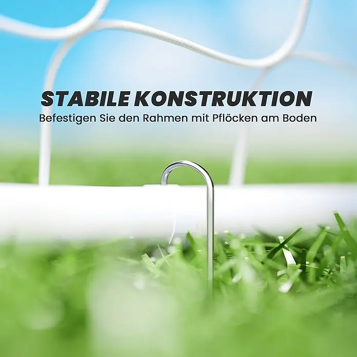 Homcom Fußballtor - Weiß, Metall - Glänzender U-förmiger Metall-Erdanker, teilweise in Gras gesteckt, um einen weißen Rahmen zu befestigen.
