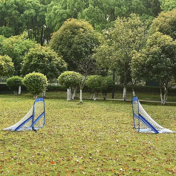 Homcom Fußballtor - 123 x 80 x 80 cm, Blau - Zwei blaue und weiße tragbare Fußballtore auf einem Rasenfeld mit Herbstlaub, umgeben von Bäumen.
