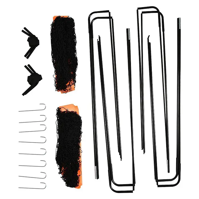Homcom Fußballtor - Orange, Metall - Bestandteile eines tragbaren Sportnetz-Sets: schwarze Stangen, zwei schwarze Netze mit orangefarbenen Rändern, schwarze Verbinder und silberne Bodenanker.