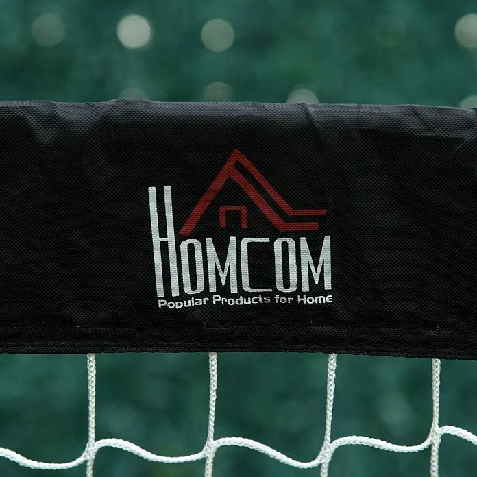 Homcom Fußballtor - Schwarz, Metall - Schwarzes Banner mit weiß-rotem HOMCOM-Logo und Slogan „Popular Products for Home“, über einem weißen Netz platziert.