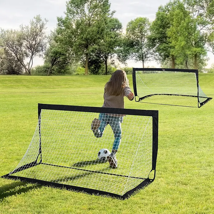 Homcom Fußballtor - Schwarz, Metall - Zwei tragbare schwarz-weiße Fußballtore, eines wird von einem Kind beim Outdoor-Spiel genutzt.