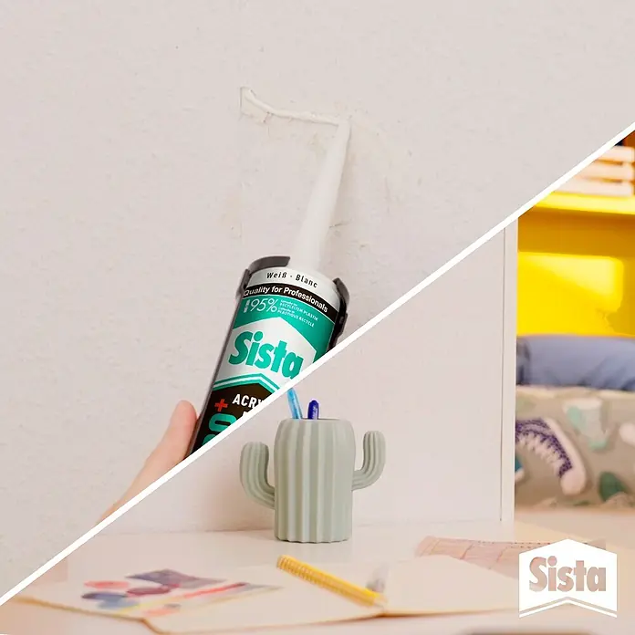 Sista Acryl Turbo F130 - Weiß, 300 ml - Eine Hand trägt weißes Sista Acryl-Dichtmittel aus einer Kartusche auf, um einen Riss in einer strukturierten Wand zu füllen.