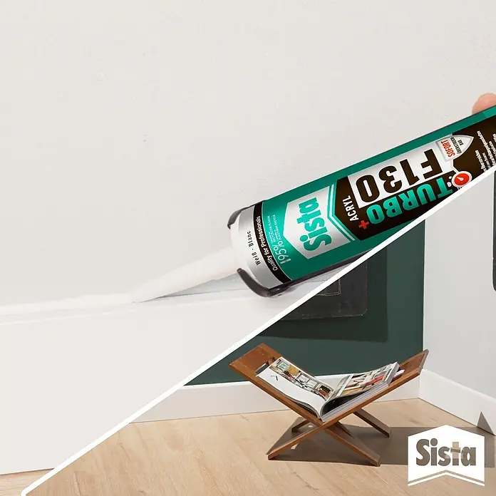 Sista Acryl Turbo F130 - Weiß, 300 ml - Weißes Sista Turbo+ F130 Acryl-Dichtmittel wird an einer Fußleiste aufgetragen, gezeigt in einem Raumeck mit Holzboden.