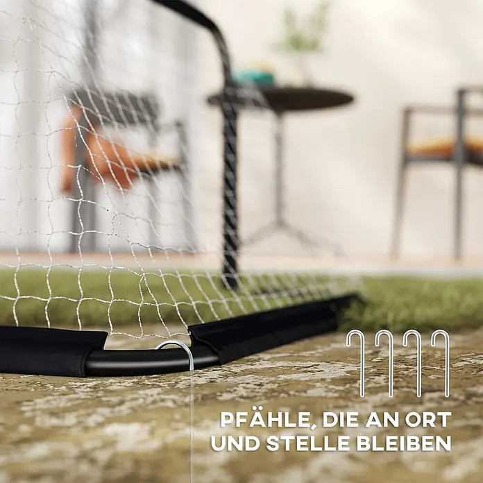 Homcom Fußballtor - Schwarz, Metall - Der schwarze Rahmen und das weiße Netz eines Fußballtors sind auf Kunstrasen mit einem Metall-Erdspieß gesichert. Vier weitere Spieße sind abgebildet.