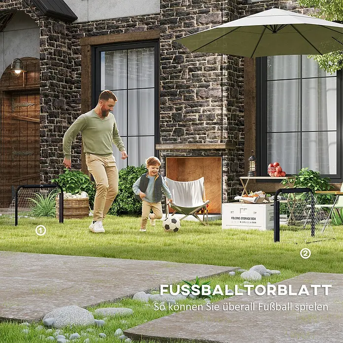 Homcom Fußballtor - Schwarz, Metall - Zwei schwarze, tragbare Fußballtore mit weißen Netzen werden von einem Mann und einem Kind beim Fußballspielen im Garten genutzt.