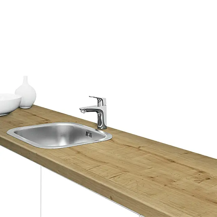 Resopal Basic Küchenarbeitsplatte nach Maß - Mountain Oak, Stärke: 3,8 cm, Breite: 60 cm - Nahaufnahme einer Spüle mit Armatur, die auf einer Holzarbeitsplatte in einer Küche steht. Dekorative Elemente wie eine Vase sind auch zu sehen.