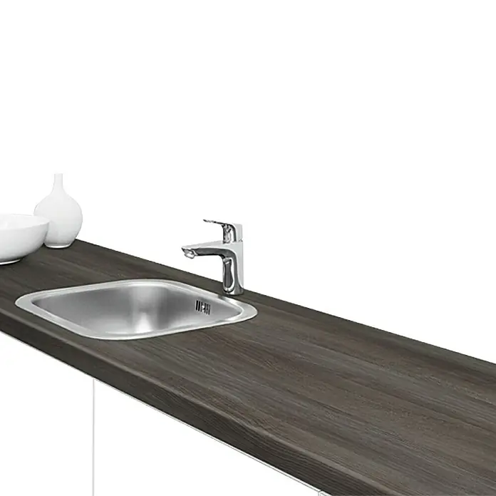 Resopal Premium Küchenarbeitsplatte nach Maß - Silver Pine, Stärke: 3,8 cm, Breite: 90 cm - Spüle mit Wasserhahn und Küchenutensilien auf einer dunklen Arbeitsplatte.