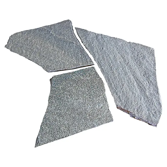 Polygonalplatte - Quarzit, Lieferumfang: ca. 10 m² - Nahaufnahme von drei grauen Natursteinplatten unterschiedlicher Größe und Form, ideal für Gartenwege oder Terrassen.
