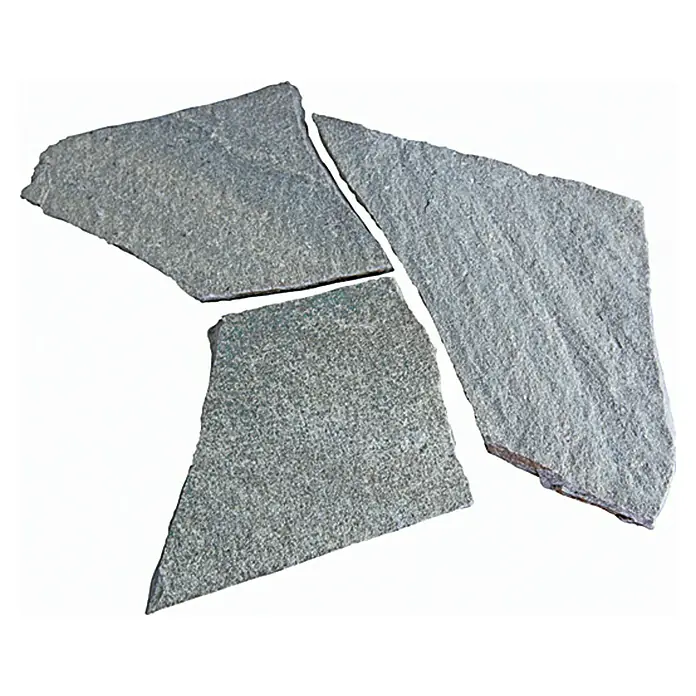 Polygonalplatte - Silber, Quarzit, 10 m² - Nahaufnahme von drei grauen Natursteinplatten unterschiedlicher Größe und Form, ideal für Gartenwege oder Terrassen.