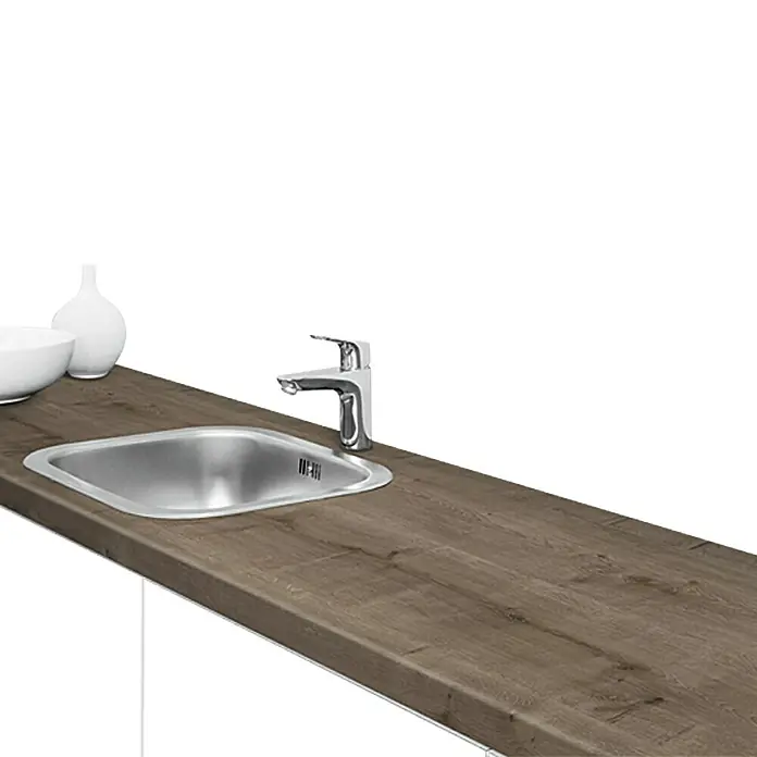 Resopal Basic Küchenarbeitsplatte nach Maß - Kingsbury Oak, Stärke: 3,8 cm, Breite: 60 cm - Eine Küchenspüle mit einem Wasserhahn auf einer hölzernen Arbeitsplatte. Dazu gehören eine Vase und eine Schüssel.