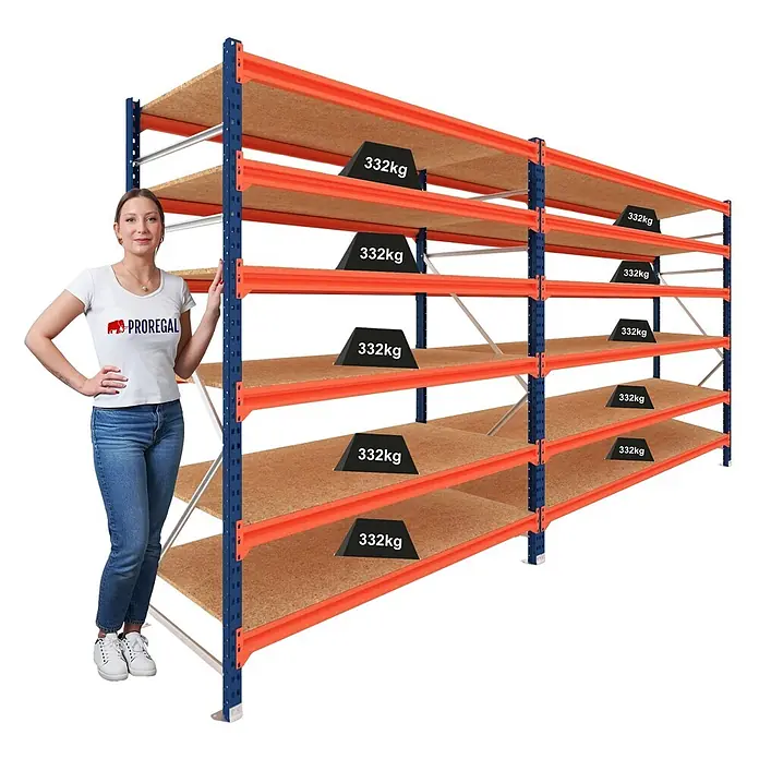 Proregal Schwerlastregal DOMINUS 2er Set mit Spanplatten - Traglast pro Boden: 332 kg, Anzahl Böden: 6 Stk., Stecken, Blau/Orange - Stabiles blau-orange Schwerlastregal mit Holzplatten und 332kg Tragkraft, eine Frau dient als Größenvergleich.