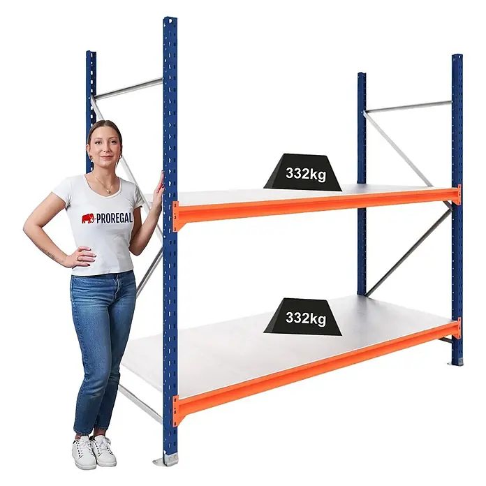 Proregal Schwerlastregal Grundregal DOMINUS mit Stahlplatten - H x B x T: 200 x 240 x 80 cm, Traglast pro Boden: 332 kg, Anzahl Böden: 2 Stk., Stecken, Blau/Orange - Blau-orange Schwerlastregal mit zwei weißen Ablagen, einer Frau zur Größenangabe und 332kg Gewichten auf jeder Ablage.