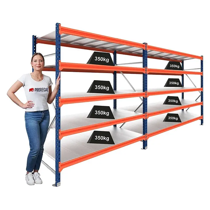 Proregal Schwerlastregal DOMINUS 2er Set mit Stahlplatten - Traglast pro Boden: 350 kg, Anzahl Böden: 5 Stk., Stecken, Blau/Orange - Hohes blau-oranges Metallregal mit mehreren Böden, jeder mit 350kg Gewichten beladen. Eine Frau zur Größenorientierung.