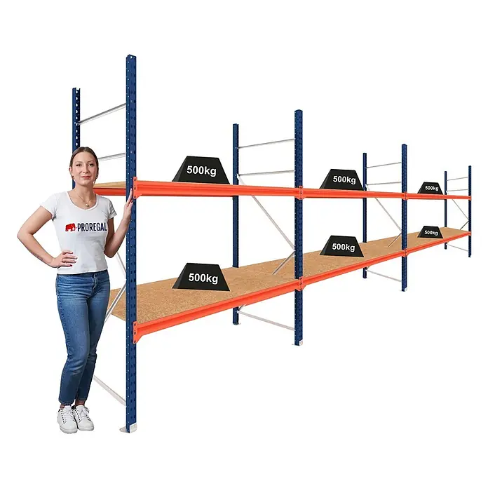 Proregal Schwerlastregal DOMINUS 3er Set mit Spanplatten - Traglast pro Boden: 500 kg, Anzahl Böden: 2 Stk., Stecken, Blau/Orange - Robustes blau-orangefarbenes Industrieregal mit Holzspanböden. Eine Frau zeigt die Größe, 500kg Gewichte demonstrieren die Tragfähigkeit.