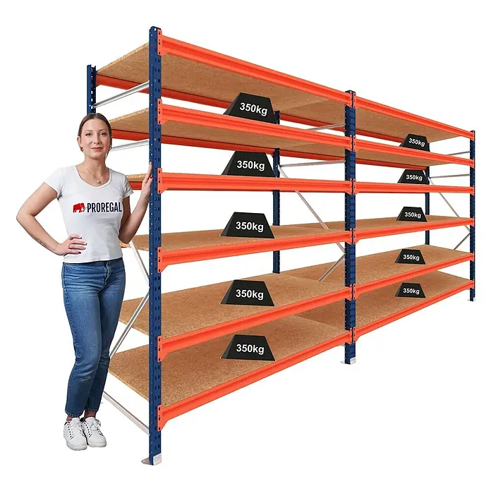 Proregal Schwerlastregal DOMINUS 2er Set mit Spanplatten - Traglast pro Boden: 350 kg, Anzahl Böden: 6 Stk., Stecken, Blau/Orange - Schwerlastregal in Orange und Blau mit Holzablagen, zeigt 350kg Traglast pro Boden. Frau zur Größenreferenz.