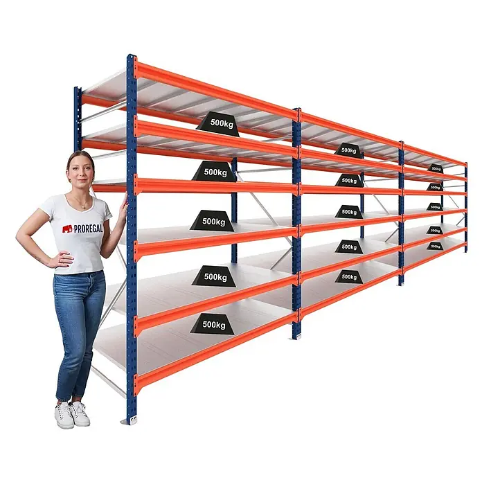 Proregal Schwerlastregal DOMINUS 3er Set mit Stahlplatten - Traglast pro Boden: 500 kg, Anzahl Böden: 6 Stk., Stecken, Blau/Orange - Frau neben einem großen orange-blauen Schwerlastregal, das 500 kg Tragfähigkeit zeigt.